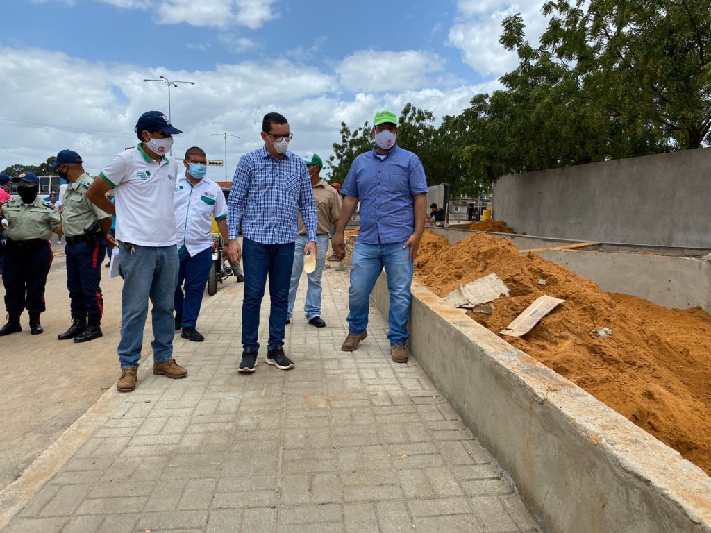 construcción de fachada en mercado de Chirica