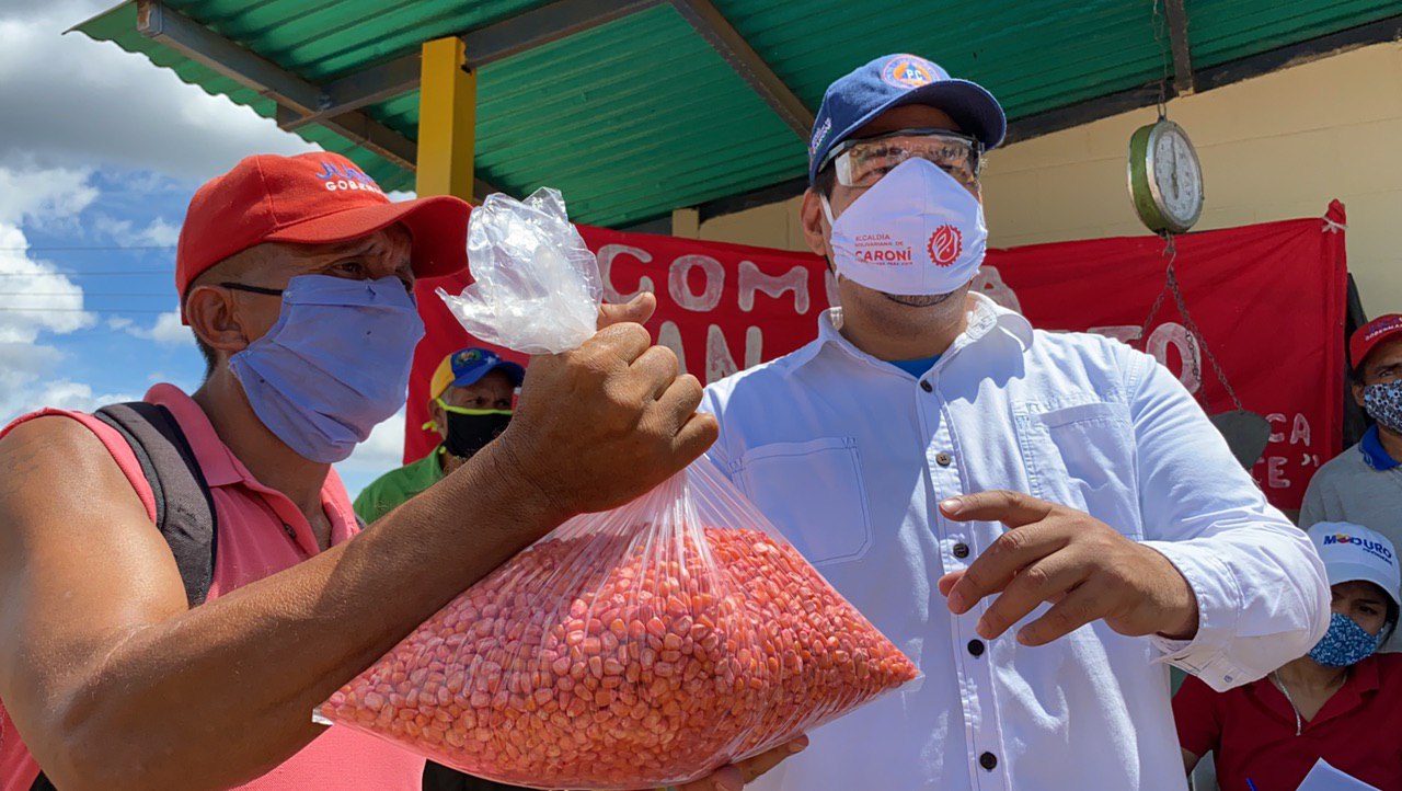 Alcalde de Caroní entregó más de 120 kilos de maíz a productores de parroquia Chirica