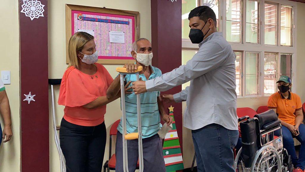Alcalde Tito Oviedo entregó sillas de ruedas, bastones y muletas a familias de Guayana