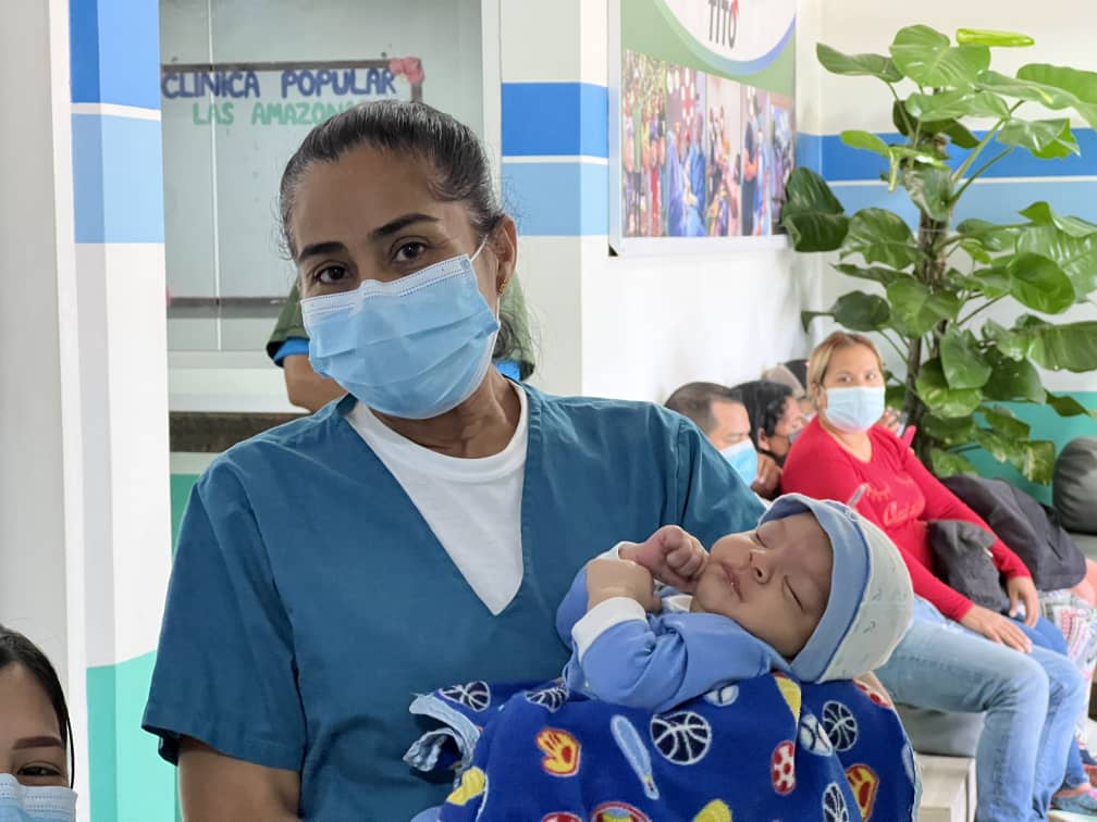 Clínica Popular de la Mujer “Las Amazonas” activó la atención pediátrica y traslado de emergencia