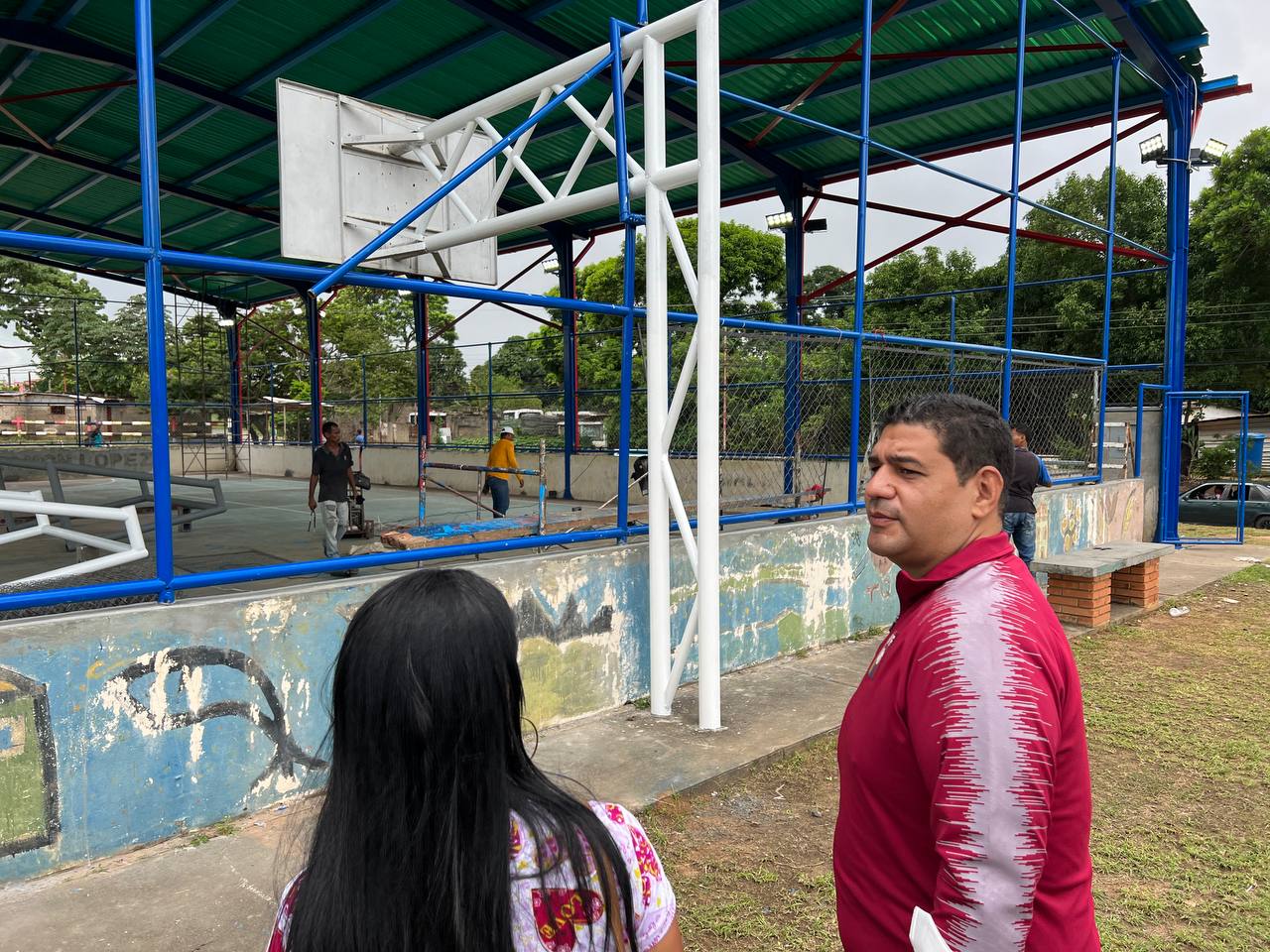 Alcalde Tito Oviedo inspeccionó avance de trabajos en cancha de Toro Muerto