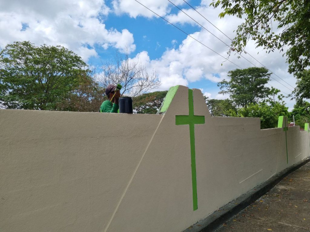 alcaldia acomete limpieza del cementerio municipal de chirica