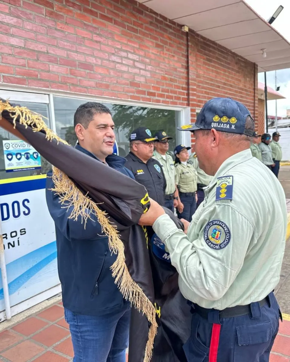 Alcalde Tito Oviedo abanderó al nuevo Comandante de Patrulleros de Caroní Hipólito Quijada